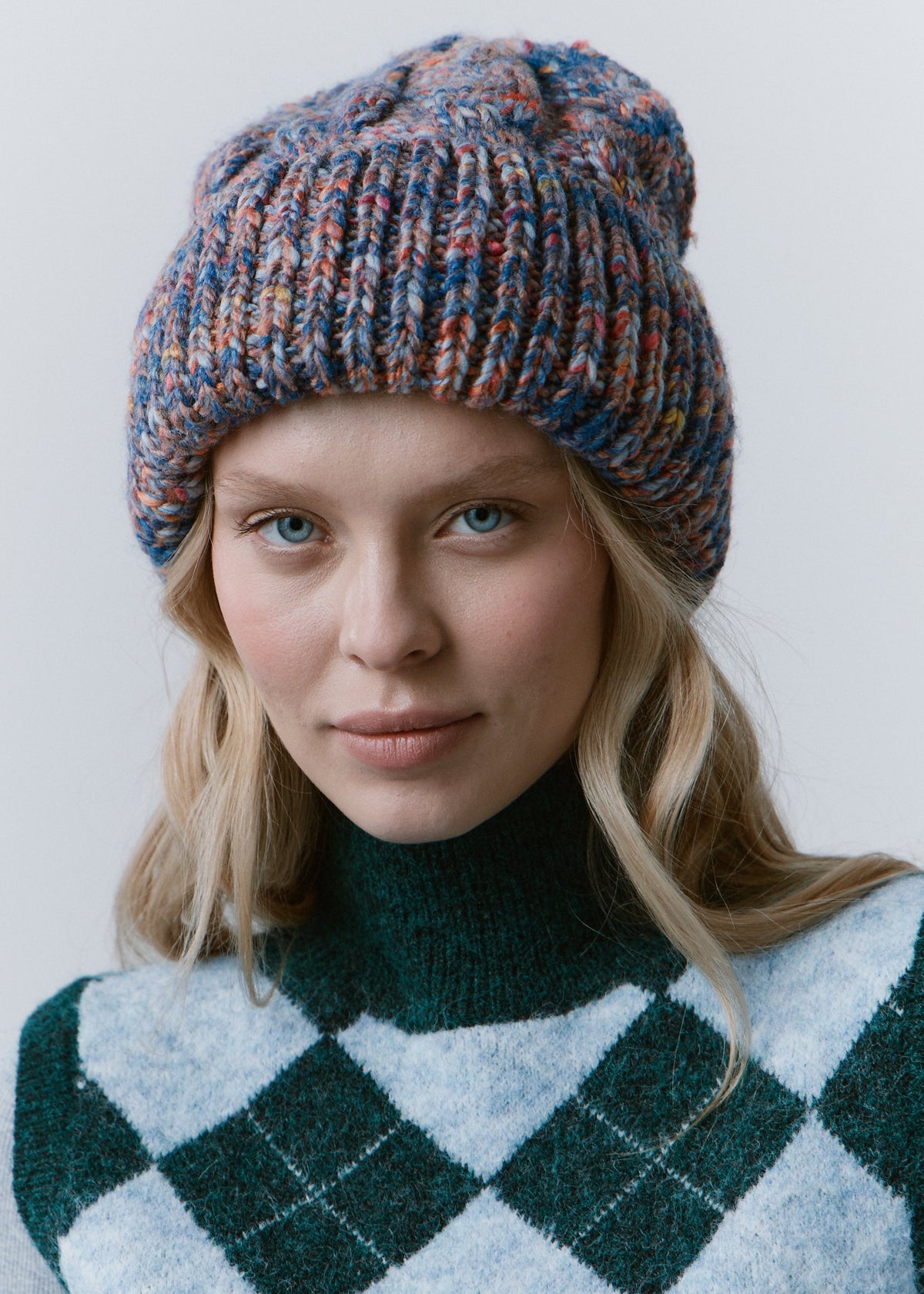 Tokyo Pink and Blue cable knit wool beanie: Front close-up of the multicolor ribbed cuff