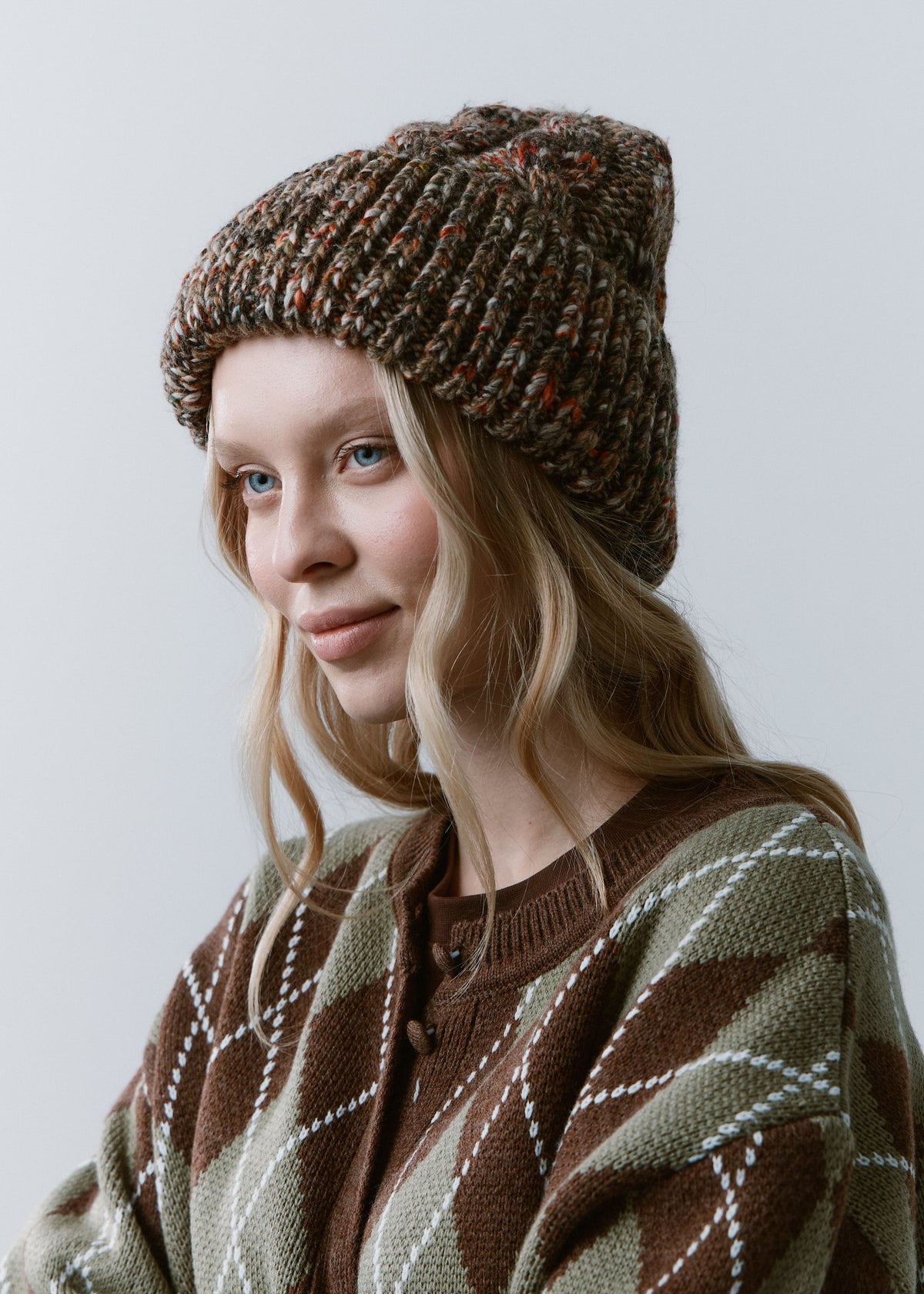Tokyo Multicolor cable knit wool beanie: Front three-quarter view of the cable knit