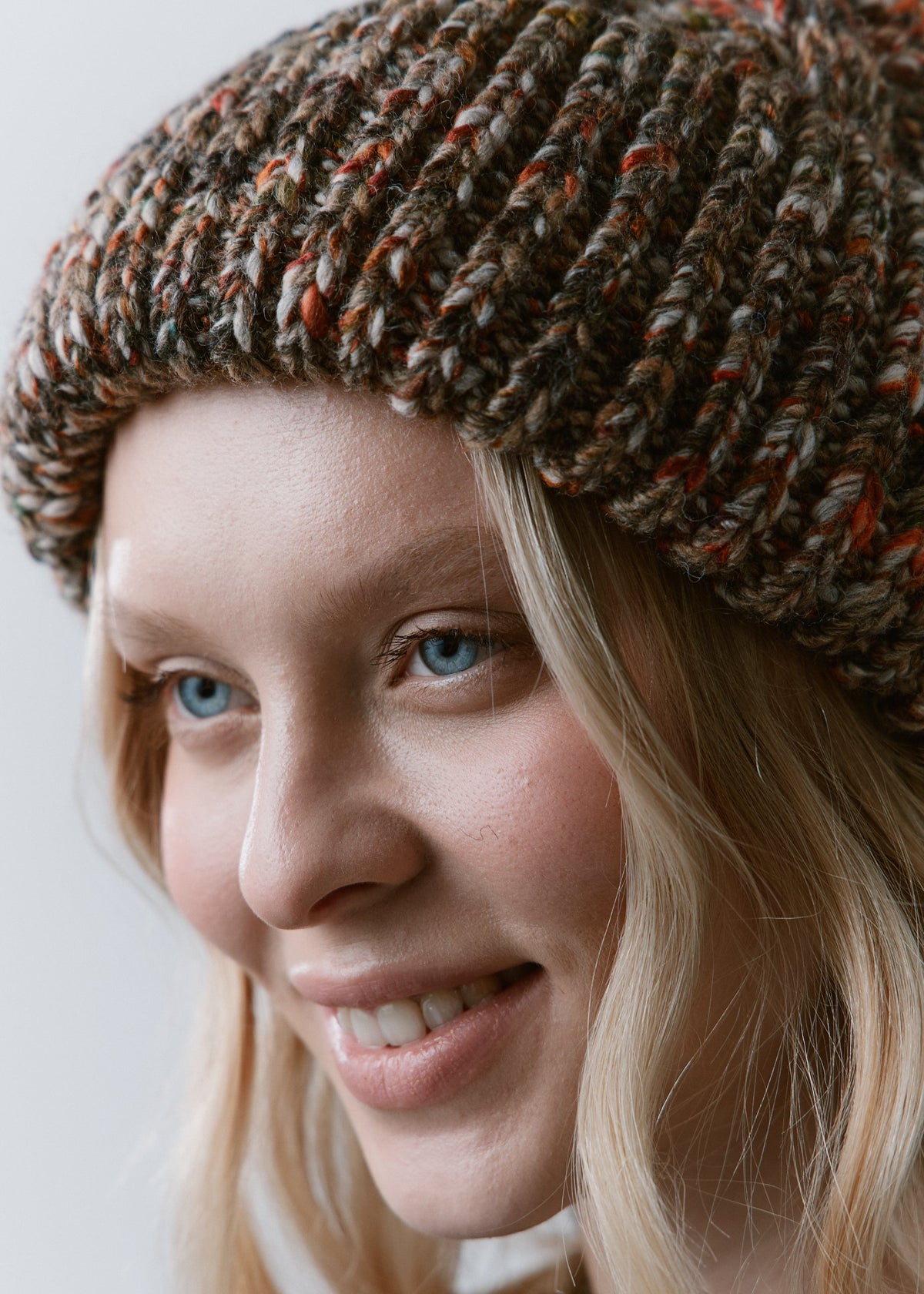 Tokyo Multicolor cable knit wool beanie: Close-up of the ribbed cuff and mixed yarn