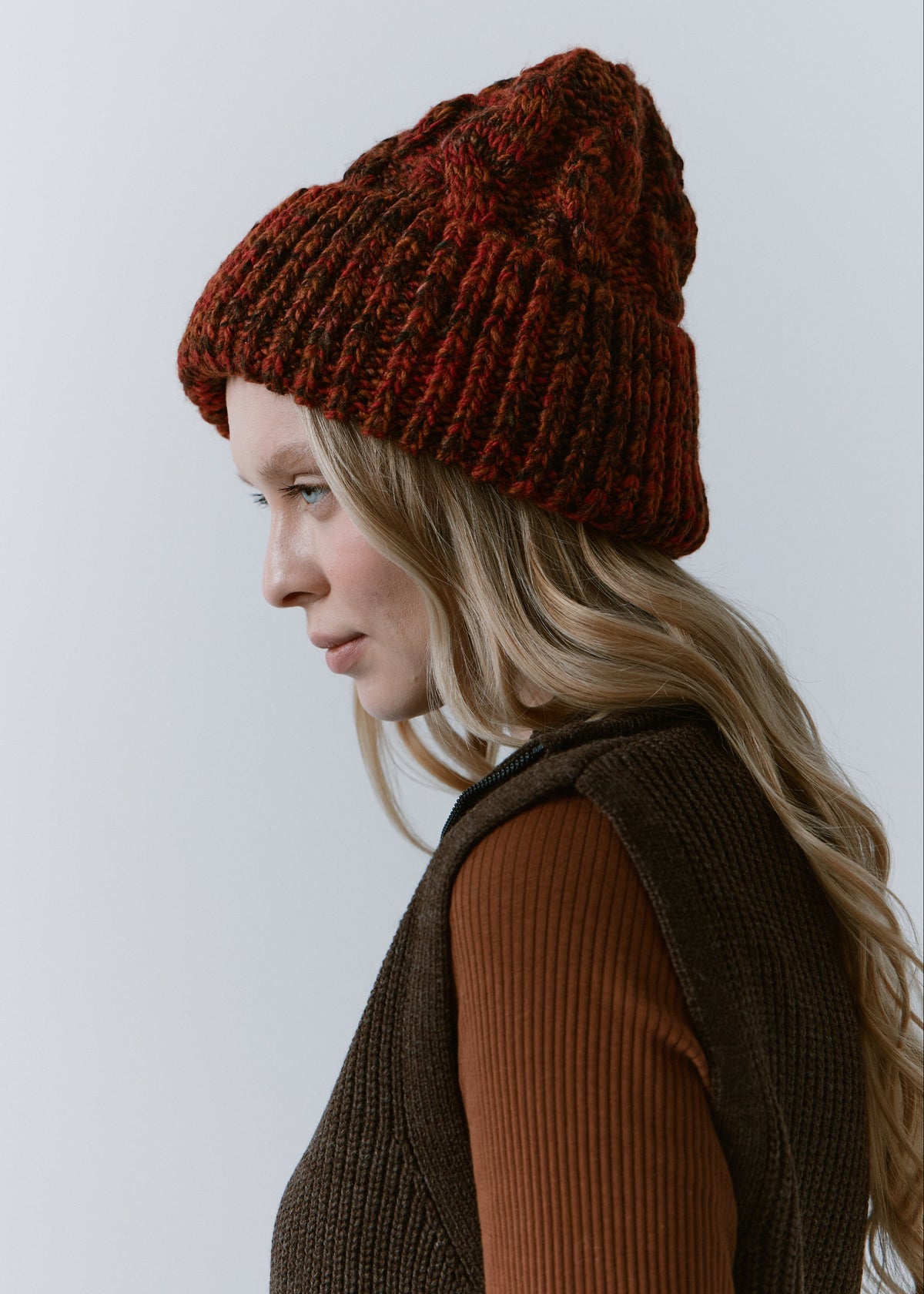 Tokyo Brown cable knit wool beanie: Side view of the cable knit crown