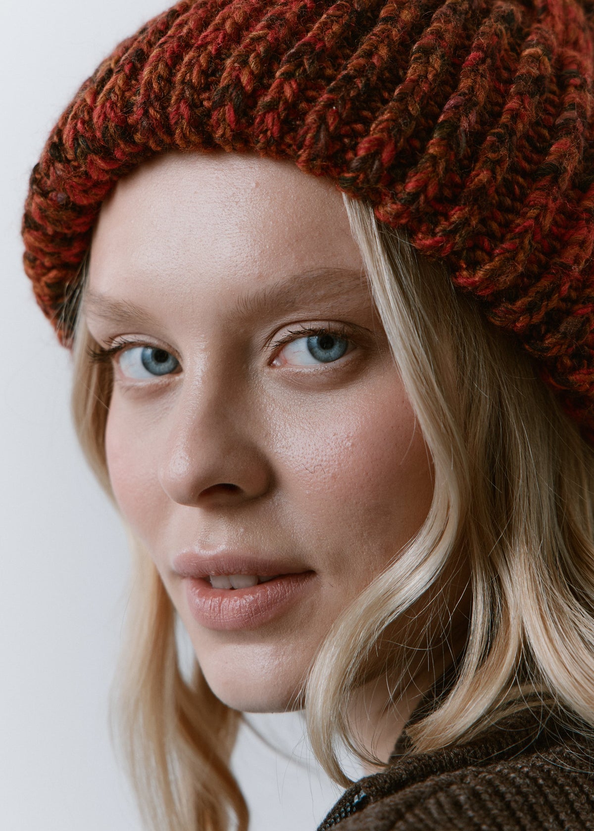 Tokyo Brown cable knit wool beanie: Close-up of the ribbed cuff and yarn texture