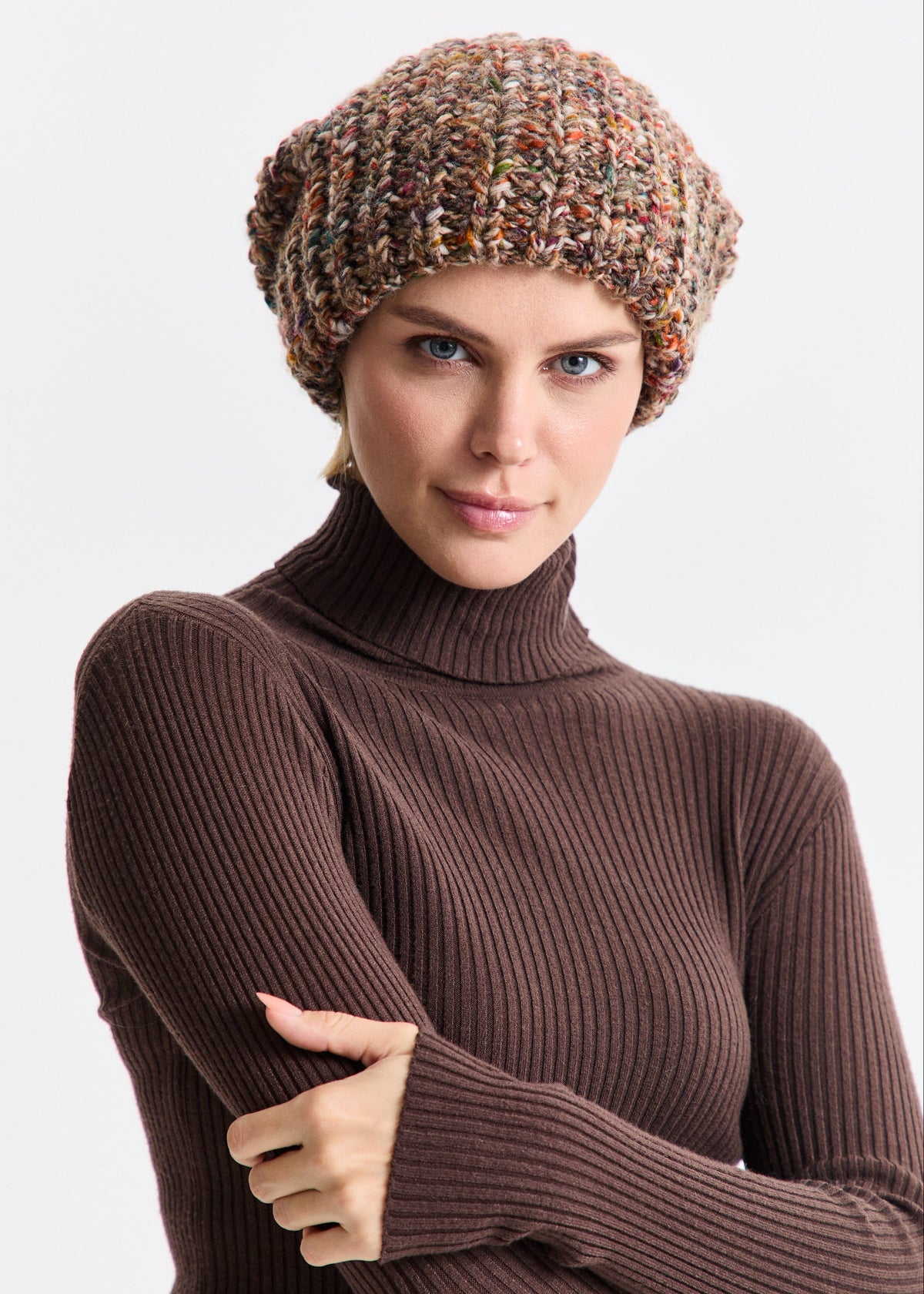 Oversized Multicolor double-layer wool hat: Front outfit view