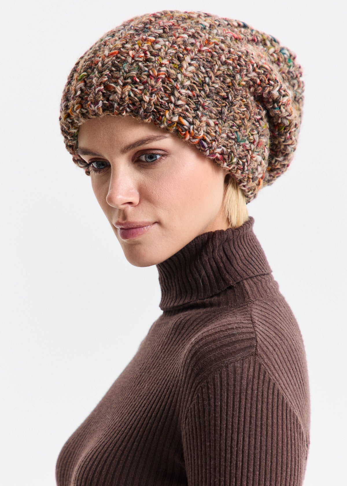 Oversized Multicolor double-layer wool hat: Three-quarter portrait