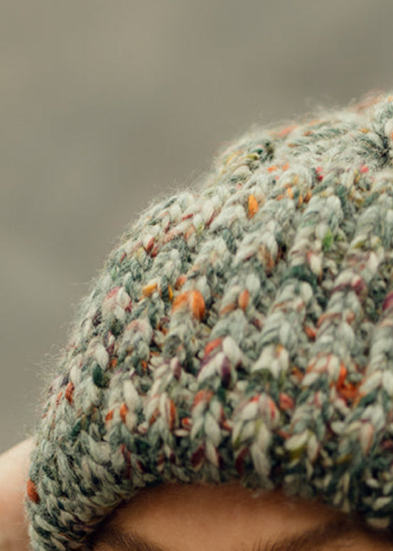 Tokyo Green cable knit wool beanie: Close-up of the ribbed cuff and multicolor yarn