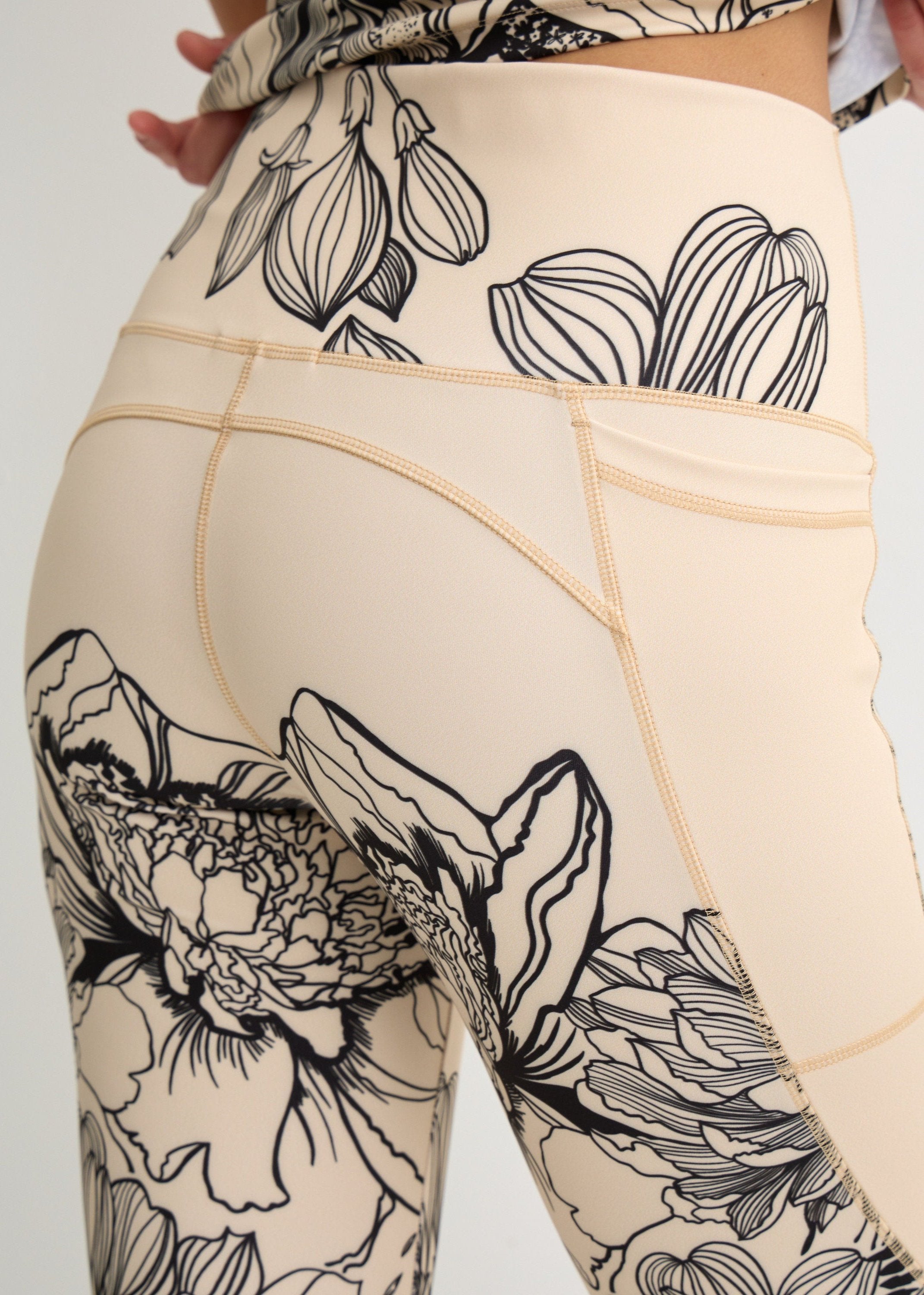 FLOWER 10 POCKETS SHORT LEGGINGS（WOMEN） Puāwai' - Running Short Pre-Order – Zeenya Clothing